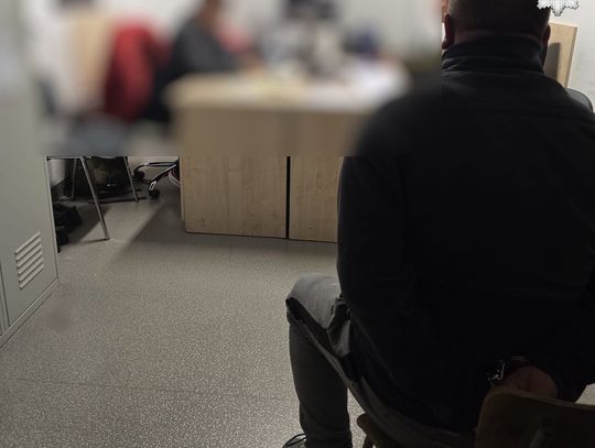 Kierowca z prawie 2 promilami chciał dać policjantom 5 tysięcy, żeby go puścili. "Śpieszę się do pracy"