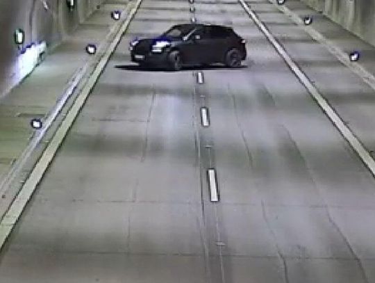 Kierowca z Ukrainy w seacie zawrócił w tunelu na drodze ekspresowej, a za nim kobieta w porsche. Zostali zatrzymani i ukarani