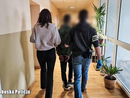 Kierowca z zakazami, poszukiwany pasażer i narkotyki. Nocną przejażdżkę zakończyli w celach