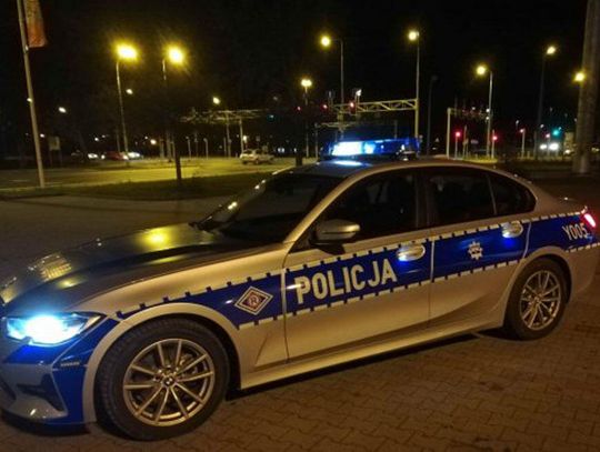 Kierowca z zakazem mrugał światłami, aby ostrzec innych przed policją. Naciął się na nieoznakowany radiowóz