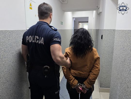 Kierowca z zakazem, różne narkotyki w aucie i poszukiwana kobieta. Oboje zostali zatrzymani