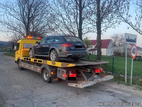 Kierowca za kraty, auto na lawetę. Pijany mężczyzna nie zatrzymał się do kontroli i próbował uciec