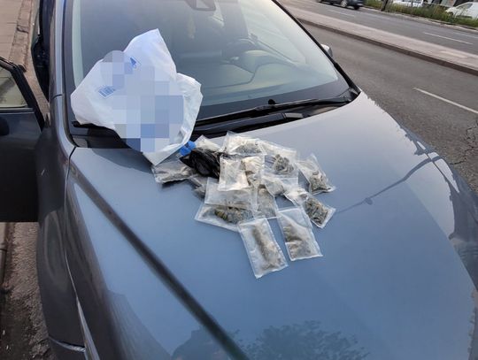 Kierowca zapierał się, że nie ma żadnych narkotyków. Chwilę później na masce wylądowało ponad 100 gramów