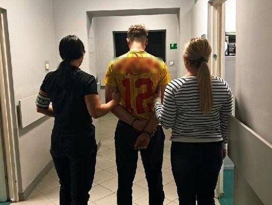 Kierowca zwrócił uwagę pasażerom. Został pobity przez 20-latka i skończył w szpitalu