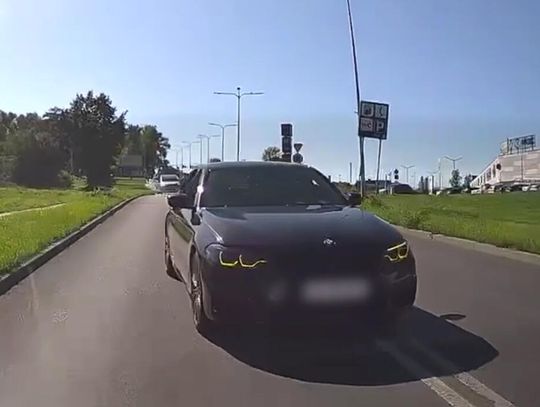 Kierowcy BMW tak się śpieszyło, że wyprzedzał na podwójnej ciągłej i prawie doprowadził do czołówki