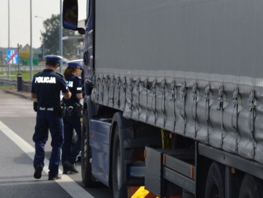 Kierowcy tirów zablokowali na parkingu nawalonego kolegę. Policja siłą wyciągnęła go z kabiny