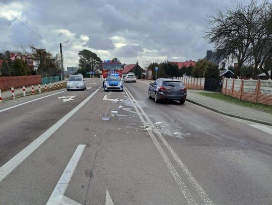 Kierowcy zgłaszali, że coś śliskiego leży na drodze i stwarza zagrożenie. Okazało się, że to wiadra ze śledziami