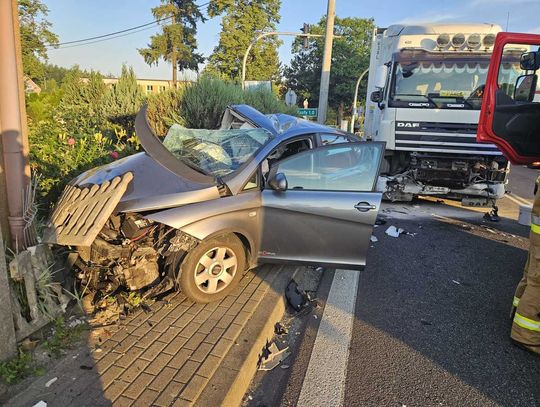 Kierująca seatem nie ustąpiła pierwszeństwa ciężarówce. Po zderzeniu kobieta trafiła do szpitala