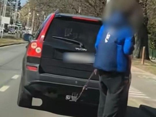 Kierująca Volvo holowała... deskorolkarza. Policjanci ukarali bohaterów nagrania z internetu