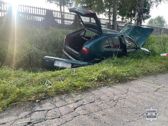 Kierujący seatem z nieznanych przyczyn wjechał w drzewo. 62-latek zginął na miejscu [FOTO]