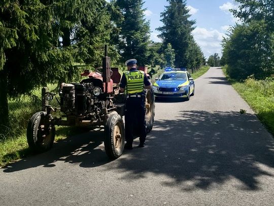 Kierujący traktorem próbował uciec policji. Nie miał uprawnień i zamknął skalę w alkomacie