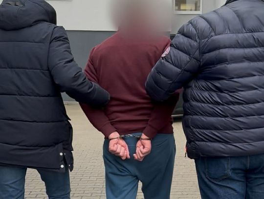 Kilka godzin po wyjściu z aresztu wrócił za kraty. Pijany 42-latek dusił ojca i groził, że go zabije