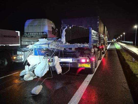 Kilkutonowe szambo spadło z ciężarówki na drogę. Kierowca nie zabezpieczył prawidłowo ładunku