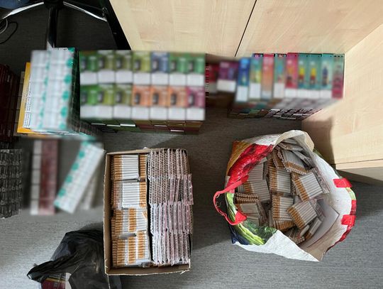 Kioskarz sprzedawał „lewe” papierosy. Policjanci znaleźli towar także w jego mieszkaniu