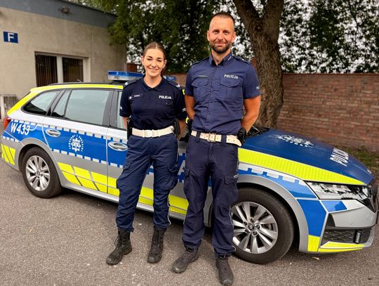 Kluczyki zostały w aucie, a w środku niemowlę. Policjanci wybili szybę