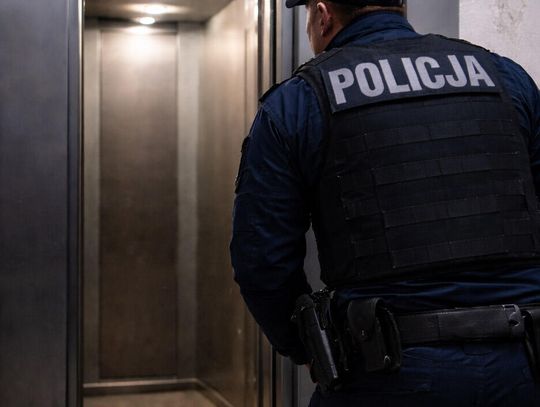 Kobieta była uwięziona w windzie przez 16 godzin. Znaleźli ją policjanci po zgłoszeniu byłego męża