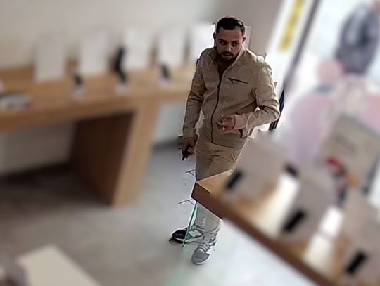 Kobieta i mężczyzna podejrzewani o kradzież czterech telefonów ze sklepu. Policja pokazała zdjęcia