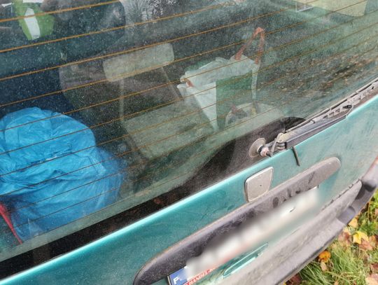 Kobieta jechała w bagażniku na zwykłym krześle. Mężczyzna za kierownicą wiózł ludzi do pracy