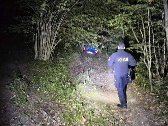 Kobieta jechała według nawigacji aż utknęła w błocie głęboko w lesie. Policjanci szli do niej trzy kilometry