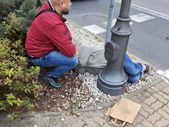 Kobieta leżała na poboczu, a jej nogi wystawały na jezdnię. Tylko policjant zatrzymał się, aby pomóc