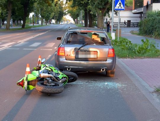 Kobieta na motocyklu nie zauważyła, że auto przed nią hamuje. Po zderzeniu upadła na jezdnię