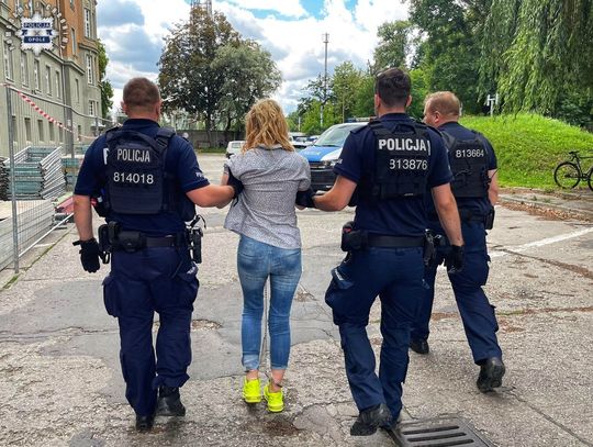 Kobieta poszukiwana za próbę zabójstwa schowała się w krzakach. Miała nóż, którym zaatakowała partnera matki