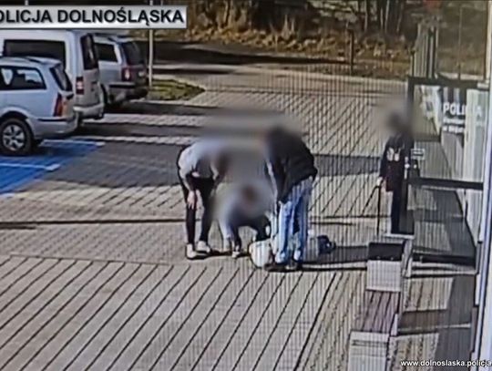 Kobieta przechodząca obok komisariatu nagle straciła przytomność. Szybka reakcja funkcjonariuszy