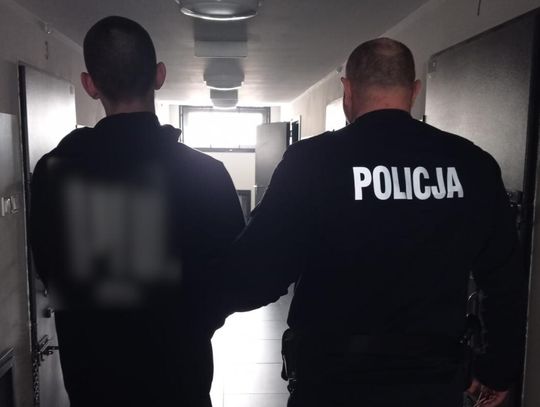 Kobieta "przypadkowo" zadzwoniła na 112. Policjanci znaleźli narkotyki i zatrzymali jej syna