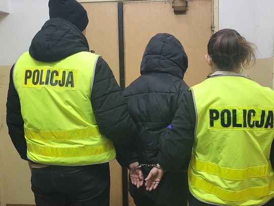 Kobieta seryjne rysowała auta na osiedlowych parkingach. Została zatrzymana po pościgu