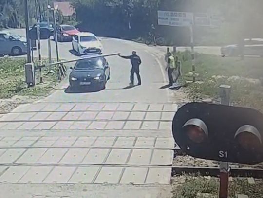 Kobieta stanęła na przejeździe ze szlabanem na dachu. O krok od tragedii