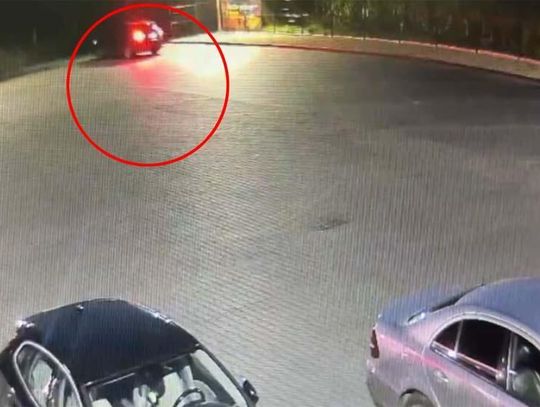 Kobieta tłumaczyła, że auto samo wpadło rowu. Była pijana, a monitoring potwierdził, że to ona przyjechała na stację
