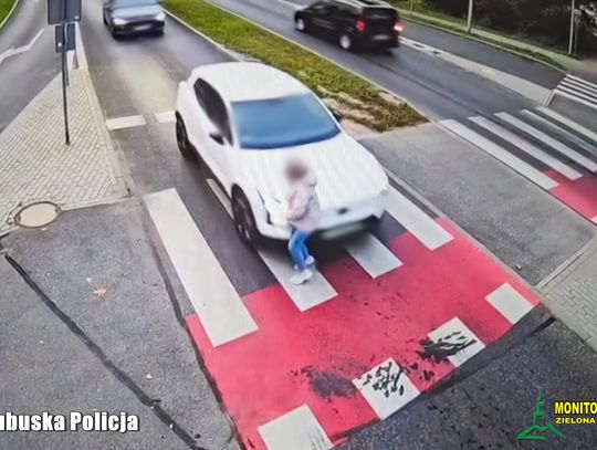 Kobieta uciekała z przejścia przed nadjeżdżającym samochodem. Została potrącona