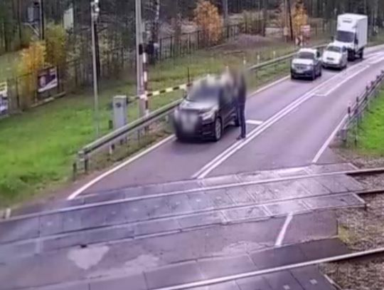 Kobieta utknęła autem na przejeździe kolejowym. Uratował ją policjant wracający ze służby
