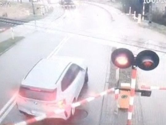 Kobieta w BMW nie przyjęła do wiadomości, że szlaban się zamyka. Wjechała na przejazd i utknęła