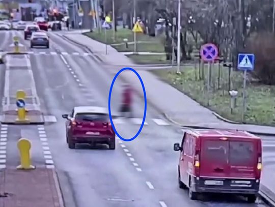 Kobieta weszła na przejście, samochód jechał dalej. Doszło do bardzo groźnie wyglądającego potrącenia