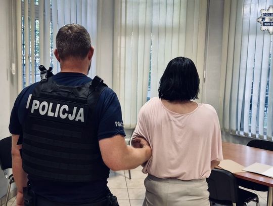 Kobieta wezwała policję do agresywnego partnera. Oboje byli poszukiwani i skończyli za kratami