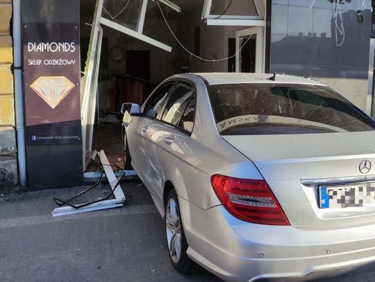 Kobieta wjechała Mercedesem do sklepu odzieżowego. Potem tłumaczyła, że to przez skrzynię biegów