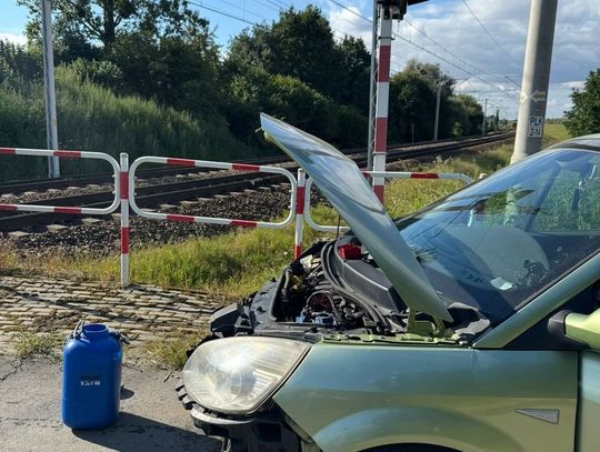 Kobieta wjechała w jadący pociąg. Urwało jej cały przód, ale i tak miała mnóstwo szczęścia