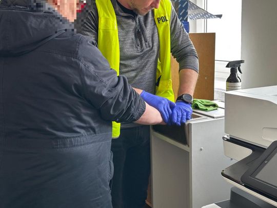 Kobieta wyrzuciła psa do kontenera na elektrośmieci. Szczeniak miał konać w męczarniach