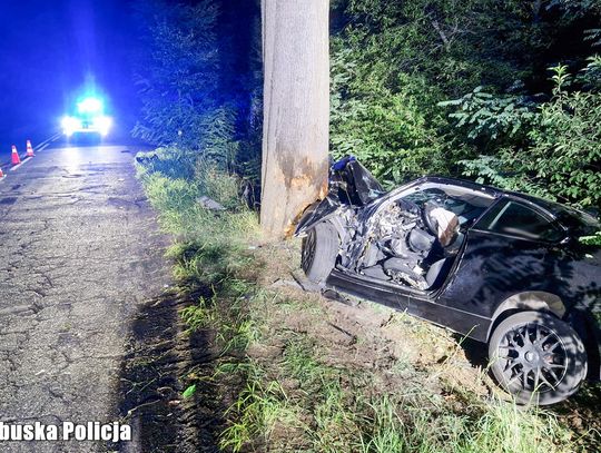 Kobieta zakleszczona w bmw rozbitym na drzewie. Zadzwoniła do kolegi, który ruszył na pomoc z kryształem w kieszeni