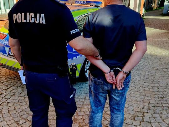 Kobieta zasłabła w domu. Interweniujący policjanci odkryli jej mroczną tajemnicę