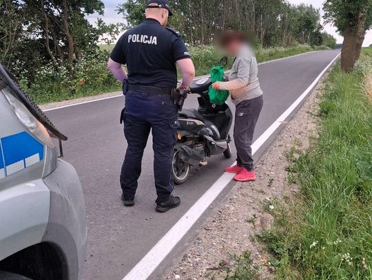 Kobieta złapana na jeździe junakiem po pijaku lekceważąco wyrzuciła ustnik. Policjanci dołożyli jej za to 500 zł