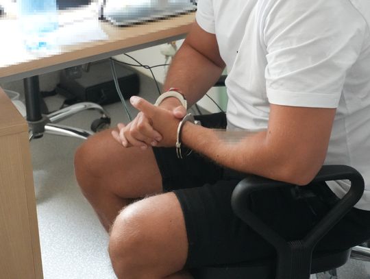 Kokaina w przyprawach i sto tysięcy złotych w gotówce. Diler zatrzymany w podziemnym garażu