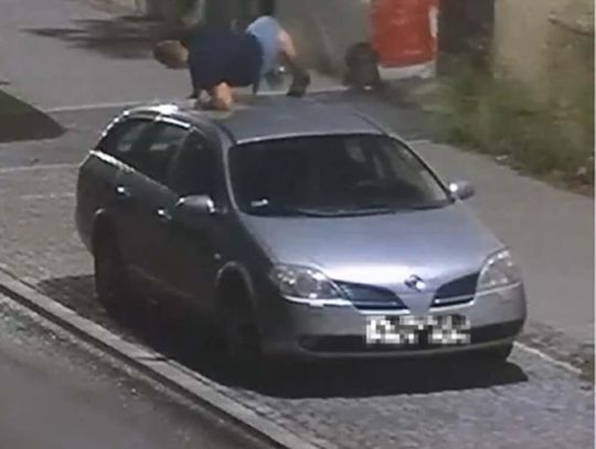 Koledzy szli nocą przez miasto. Nagle jeden z nich wskoczył na samochód i go uszkodził
