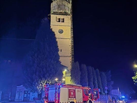 Koledzy weszli po rusztowaniu na wieżę kościoła. Jeden szedł po dobroci, drugi upierał się, że prędzej skoczy