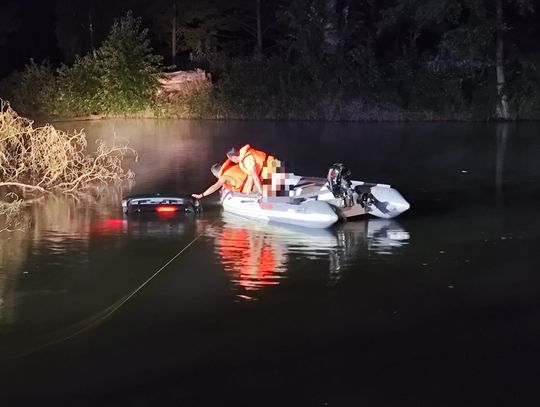 Koledzy wjechali autem do stawu. Potem tłumaczyli, że na drogę wybiegła im sarna