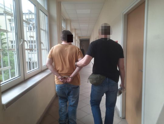 Koledzy ze szkoły spotkali się po latach, ale szybko przestało być miło. Jeden uderzył drugiego butelką w twarz