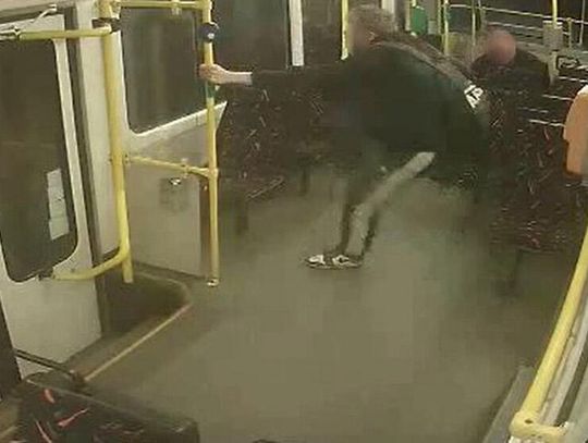 Koledzy zrobili demolkę w tramwaju. Gdy ochłonęli, sami zgłosili się na policję. "Wyrazili skruchę"