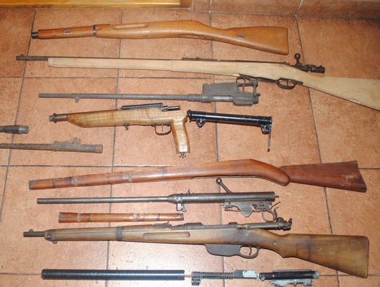 Kolekcjoner broni zgromadził w domu całkiem pokaźny arsenał