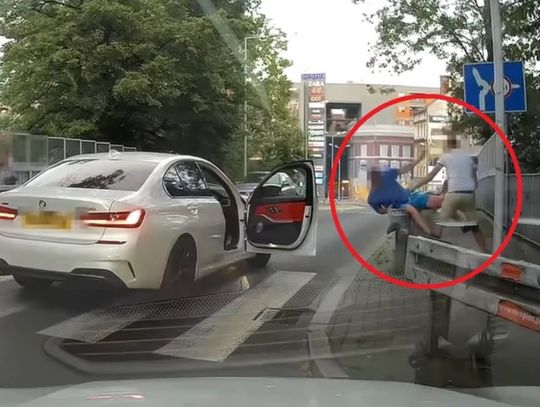 Koleś z BMW wyskoczył z łapami na pieszego przechodzącego po pasach. Dotkliwie go pobił. WIDEO